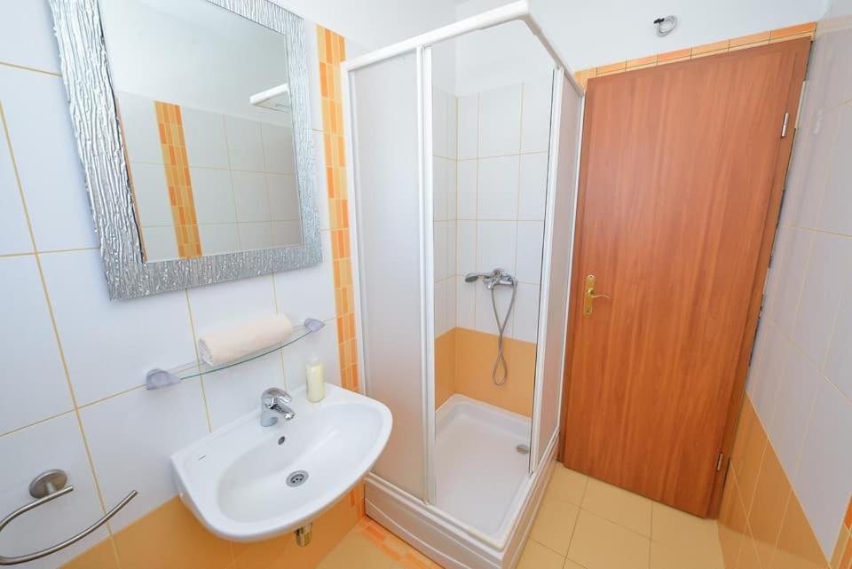 Sreca Apartment Near Beach With Bbq Бибинье Экстерьер фото