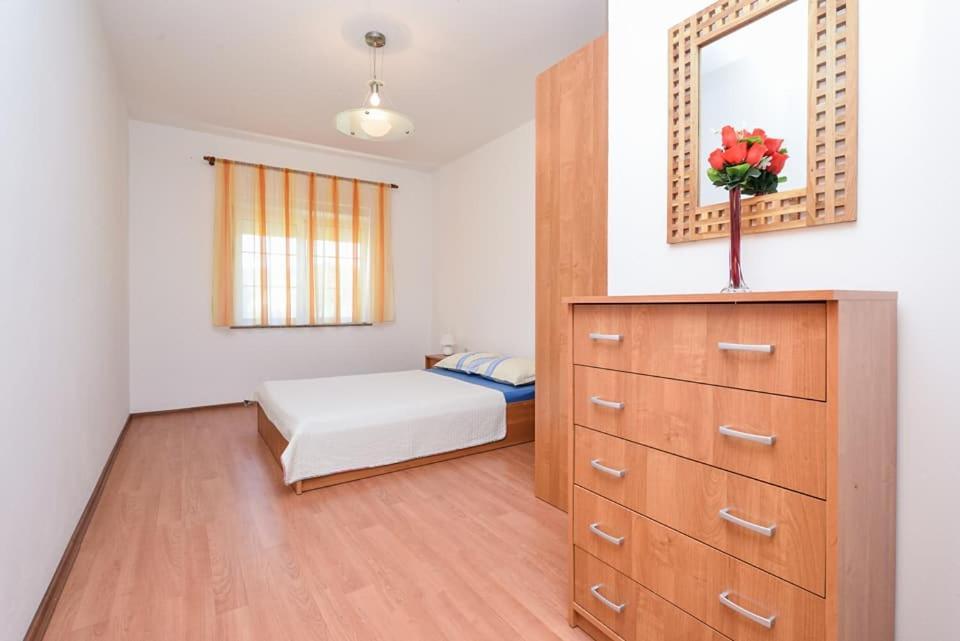 Sreca Apartment Near Beach With Bbq Бибинье Экстерьер фото
